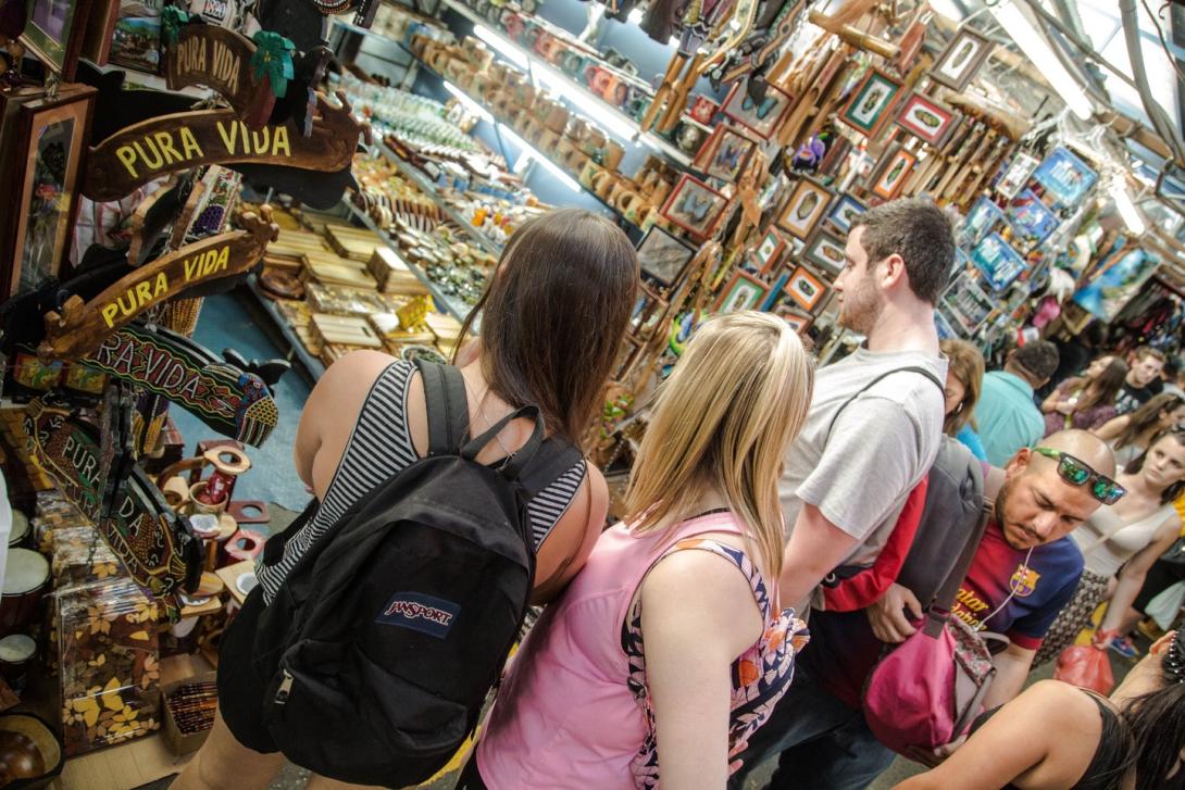 Projects Abroad volunteers walk around and do their souvenir shopping at a market in Costa Rica. A group of high school volunteers explore a market in Costa Rica.
